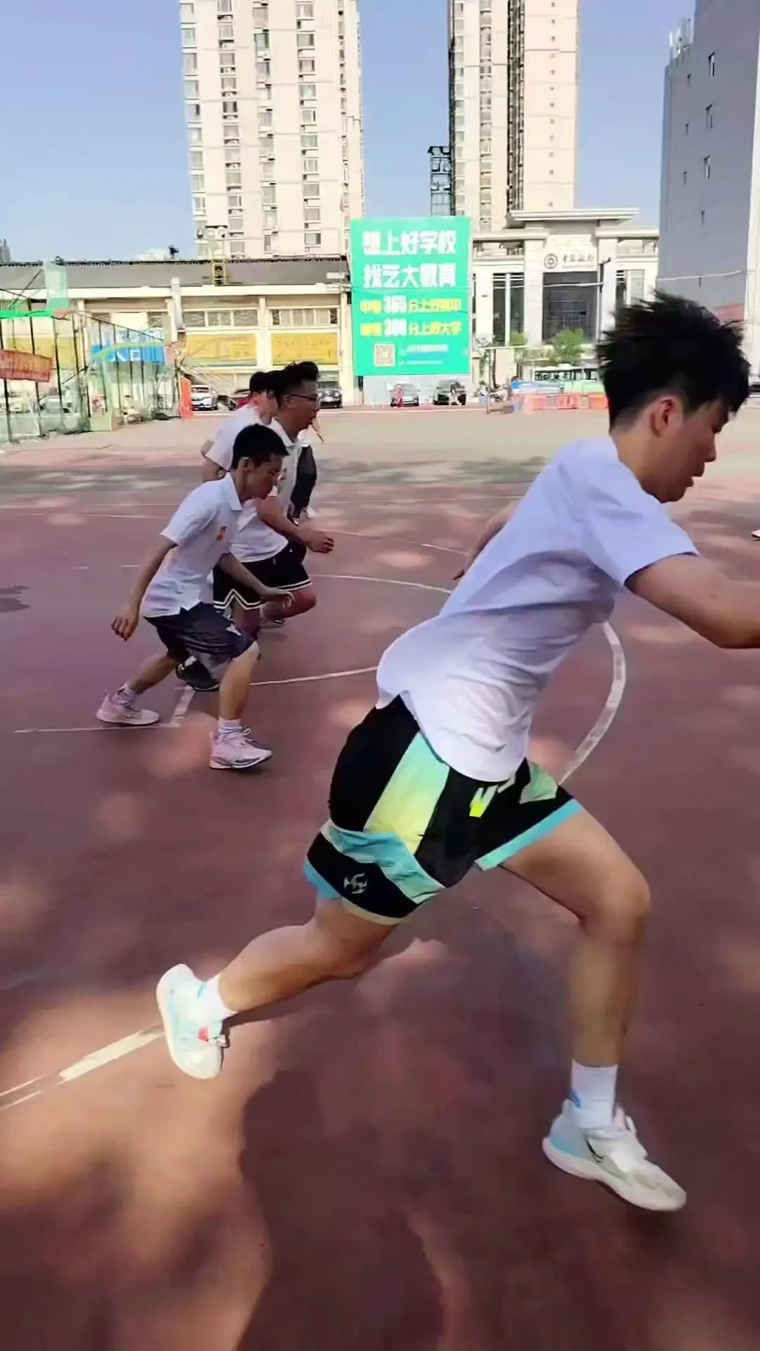 大学篮球校队训练热身前后步